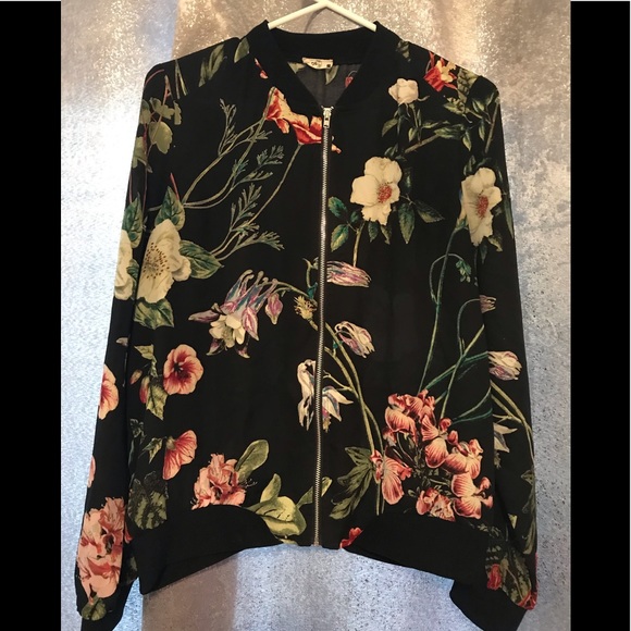 Beautiful floral jacket 🌺 - Picture 1 of 3